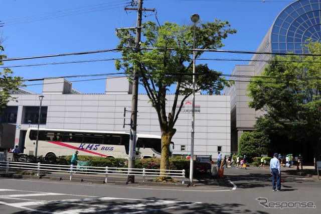 小中学生招待日は早朝から子供たちを乗せたバスが続々とホビーショーの会場に到着。大勢の子供たちでにぎわっていた。