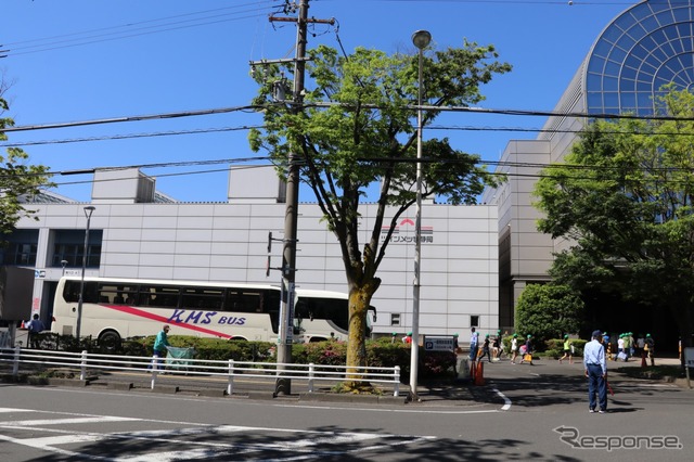 小中学生招待日は早朝から子供たちを乗せたバスが続々とホビーショーの会場に到着。大勢の子供たちでにぎわっていた。