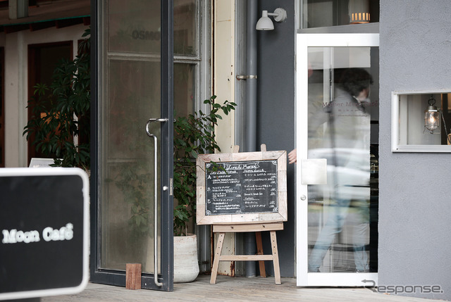 ランチは「Mother Moon Cafe」(千葉県千葉市美浜区新港117)で。店内は木材を基調とした落ち着いた空間。自宅のリビングでくつろぐような感じで過ごしてもらいたい、という。