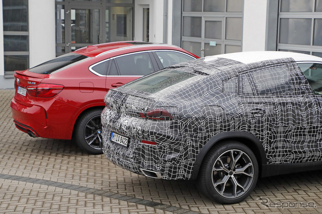 BMW X6 新型プロトタイプ(手前)と現行型X6Mのルーフ比較