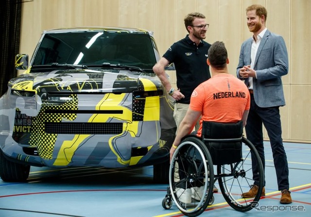 ランドローバー・ディフェンダー 新型のプロトタイプ。英国のヘンリー王子が視察