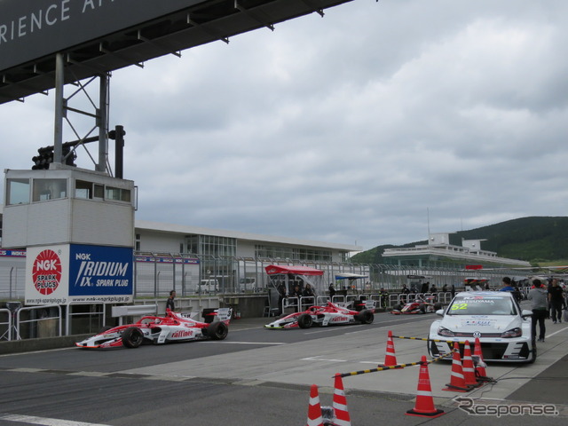 SF併催でTCRジャパンが開幕する(写真右はTCRジャパン参戦車)。