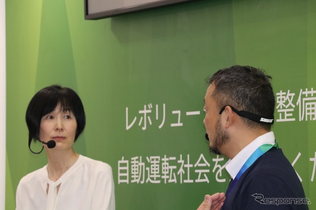 オートサービスショーのボッシュブースでは、モータージャーナリストの岩貞るみこさんを招いてトークセッションが開催された。