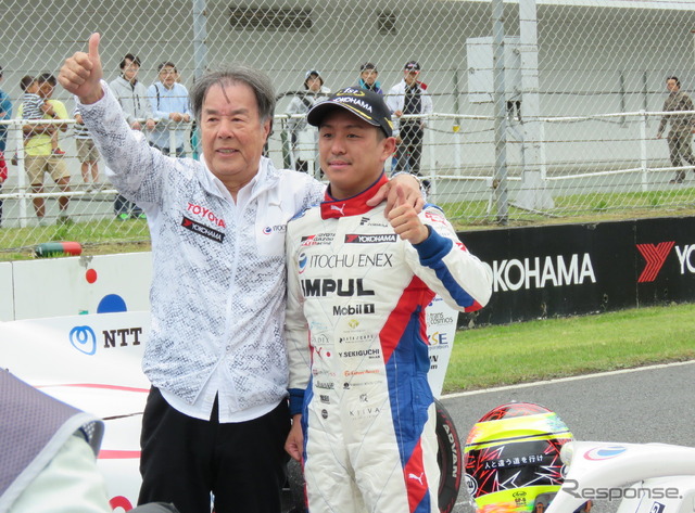 優勝した関口(右)と星野一義監督。関口のヘルメットには「人と違う道を行け」の文字、まさにそういった展開の勝利だった。