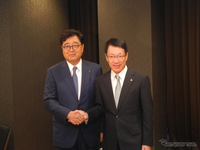 三菱自動車の益子修会長（左）と加藤隆雄新CEO