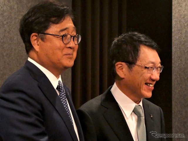 三菱自動車の益子現CEOと加藤新CEO