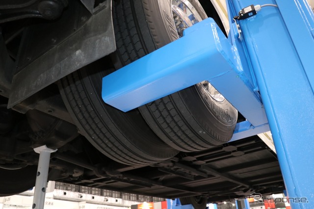 大型車用なので大きなタイヤ用が標準対応だが、オプションのアタッチメントを使用すればmもっと小さなタイヤのクルマにも対応できる。