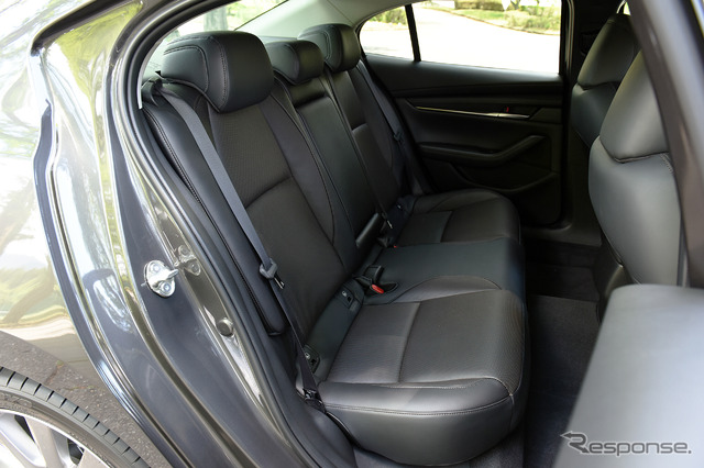 新型 マツダ3 セダン 20S L Package(黒革仕様)