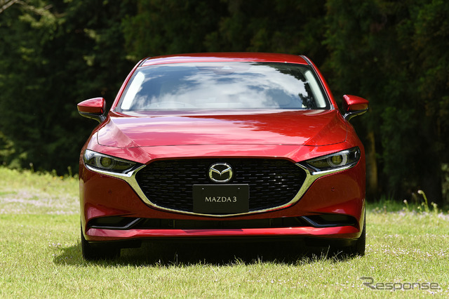 新型 マツダ3 セダン 20S L Package(ソウルレッドクリスタルメタリック)