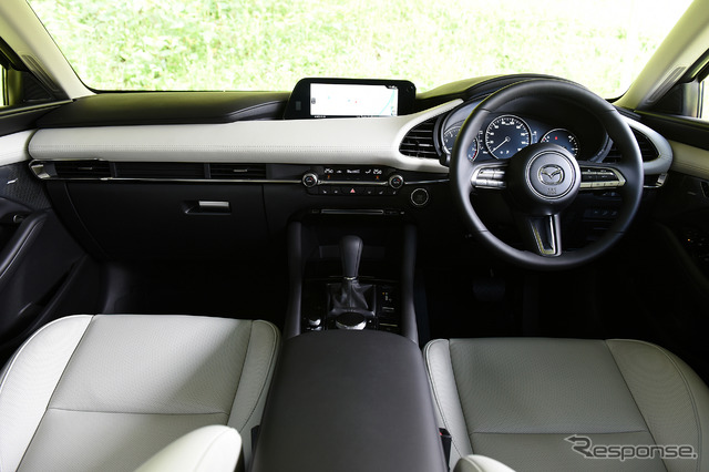 新型 マツダ3 セダン 20S L Package(白革仕様)