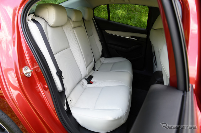 新型 マツダ3 セダン 20S L Package(白革仕様)