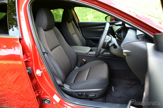 新型 マツダ3 ファストバック XD PROACTIV Touring Selection(黒布仕様)