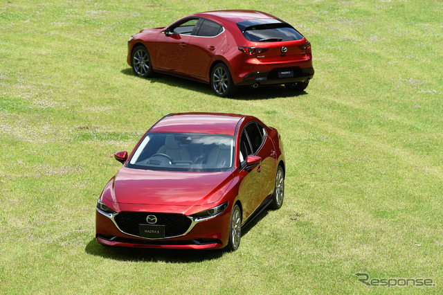 新型 マツダ3 セダン(前)とファストバック(後)