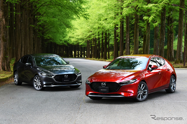 新型 マツダ3 ファストバック(右)とセダン(左)