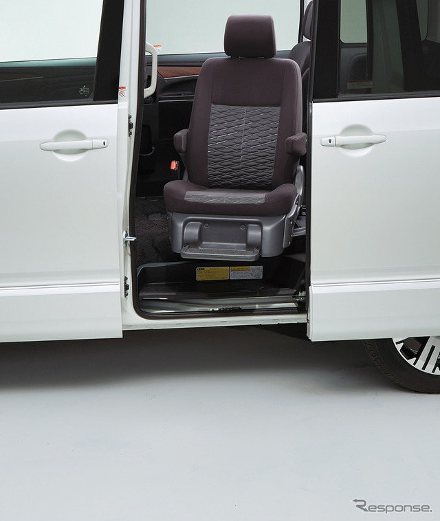 三菱 デリカD:5 サイドムービングシート仕様車