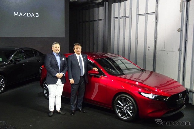 マツダ 丸本明社長(右)とMAZDA3開発責任者の別府耕太開発主査