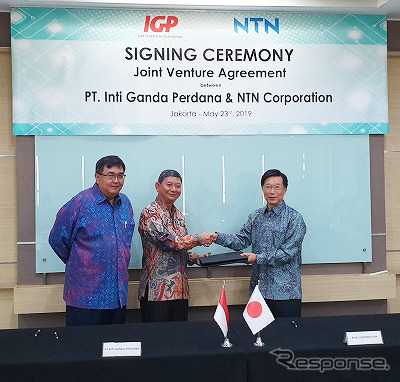 NTNとIPGの調印式（左からIGPのBudi Pranadi副社長、Kusharijono社長、NTNの井上博徳副社長）