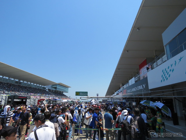 賑わうピットウォーク。そして明日の決勝日も好天（熱暑）が予想される。