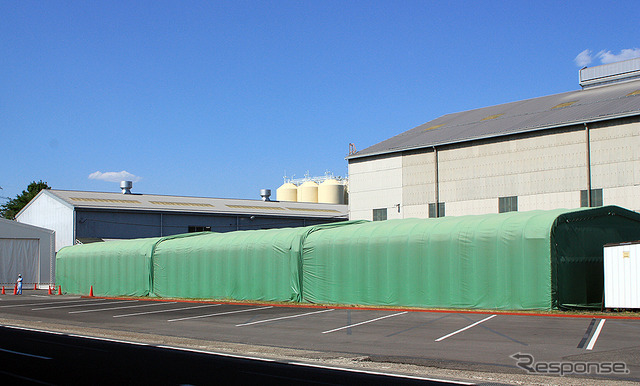 ジェイ・バス宇都宮工場。右の棟が製造ライン、左奥が後作業棟