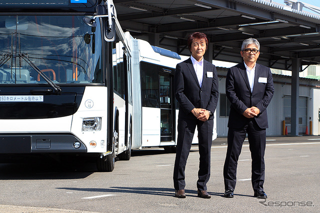 日野自動車 車両企画部 山口誠一チーフエンジニア(左)といすゞ自動車 バス商品企画・設計部 鈴木隆史チーフエンジニア