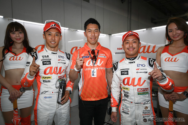 GT500のポールを獲得した#36 LC500陣営(中央左から中嶋、伊藤大輔監督、関口)。