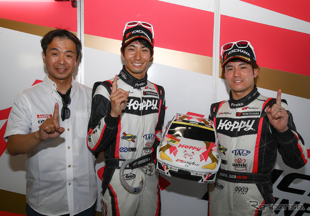 GT300のポールを獲得した#25 HOPPY 86 MC陣営(左から土屋武士監督、松井、佐藤)。