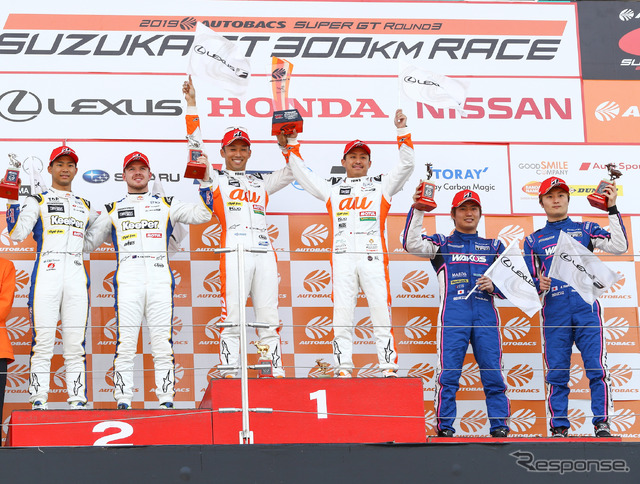 レクサス勢が表彰台を独占(中央左が中嶋一貴、右が関口雄飛)。