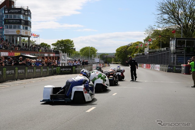 マン島TTレースのプラクティス初日、サイドカーの初参加者向け先導走行がスタート(マン島TTレース2019)