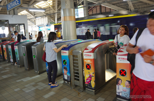 ヤマハモニュメント駅の改札。ICカードによる自動改札だ