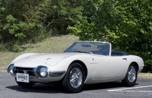 トヨタ2000GT。プレートにはボンドカーとの記載があり、「1966」（映画公開の前年）という数字も記されている。