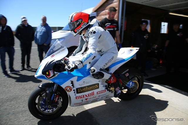 チーム無限の最終テストに向けてコースインするマイケル・ルッター選手(マン島TTレース2019)