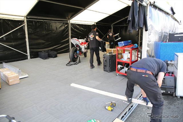 TTレースは公道レースのためパドックも仮設テント。現地入りしたチーム員が設営を行う(マン島TTレース2019)