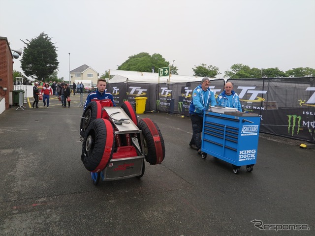 今日の走行中止を受け、メカニックたちが機材を引き上げる（マン島TTレース2019）