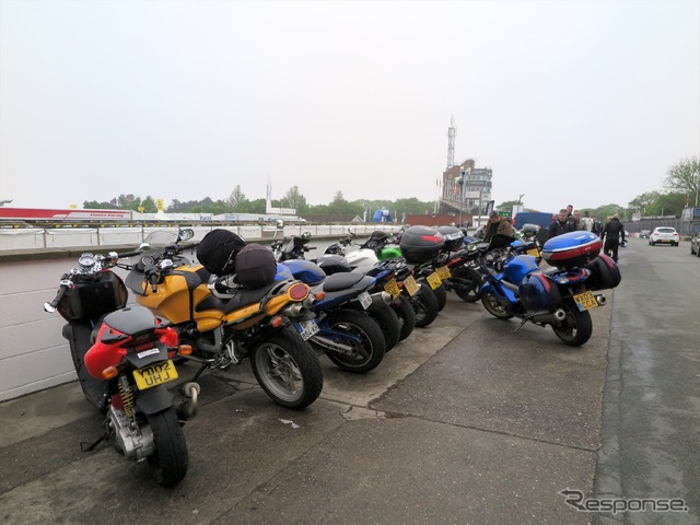 本来、ピットレーンになる場所も走行中止になりビジターのバイクで埋まる(マン島TTレース2019)