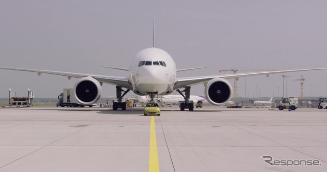 MINIクーパーSEのプロトタイプがドイツ・フランクフルト国際空港において約150トンの航空機（ボーイング777F）を牽引