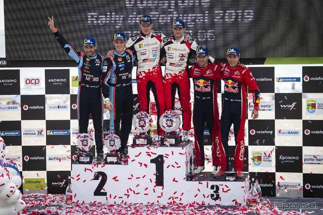 WRCポルトガル戦の表彰式。中央左がタナク、同右がコ・ドライバーのM.ヤルヴェオヤ。