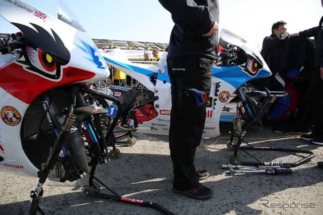 出走直前までタイヤウォーマーをかけるチーム無限(マン島TTレース2019)