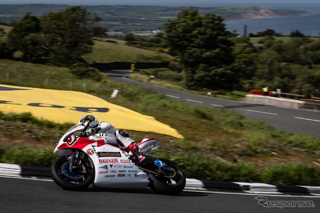 グースネックコーナーを走るチーム無限・神電八を駆るマクギネス選手(マン島TTレース2019)