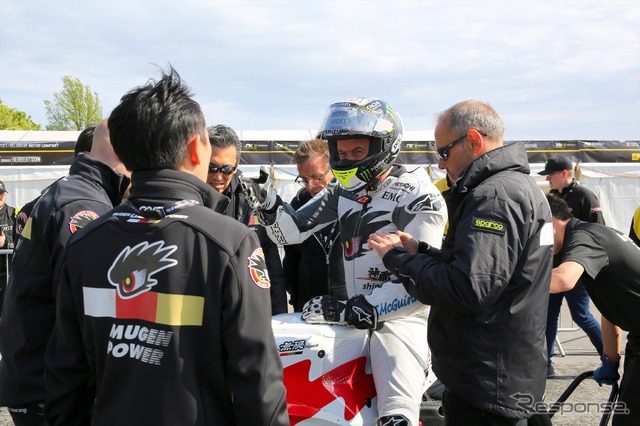 走行後、フィーリングをチームに伝えるマクギネス選手(マン島TTレース2019)