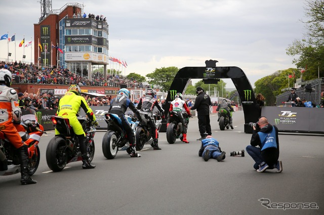 スーパースポーツレース1スタート直前の山中正之選手（日の丸のレザースーツ）（マン島TTレース2019）