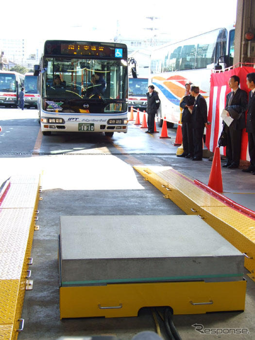 非接触給電ハイブリッドバス…穴森稲荷の給電装置