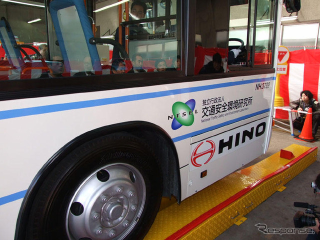 非接触給電ハイブリッドバス…穴森稲荷の給電装置