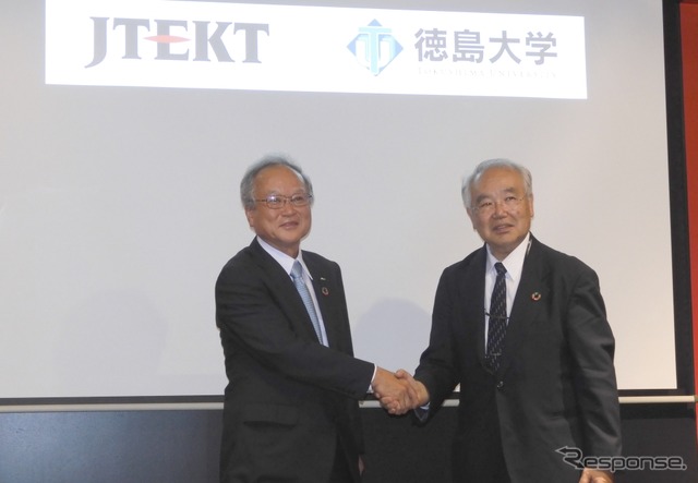 ジェイテクトの宮崎博之専務取締役(左)と徳島大学の野地澄晴学長(右)