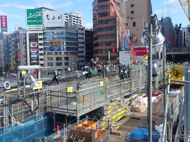 2016年11月に行なわれた銀座線渋谷駅の工事風景。この時は新駅舎を支える橋脚を建設する準備工事のため、両方面の線路を南側へ移設する線路切換工事が実施された。