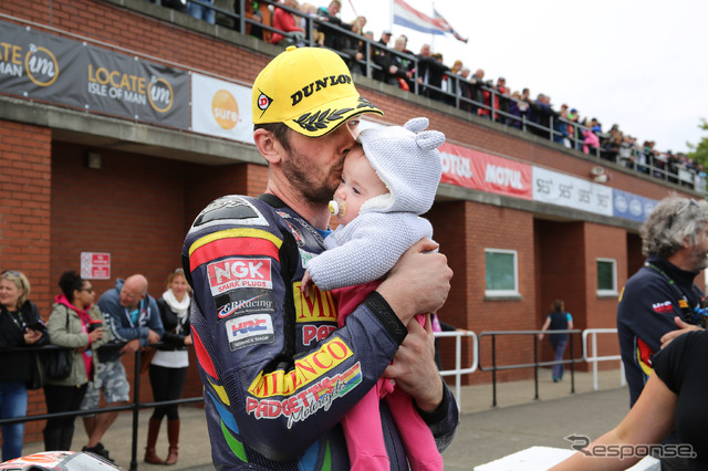 子どもにキスをするカミンス選手は身長2メートル(マン島TTレース2019)