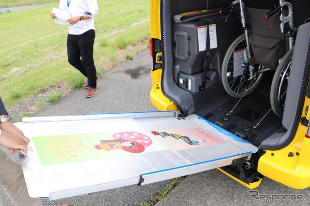 スロープ部には様々なデカールなどを貼ることも可能。車いすの利用者に限らず、海外からの旅行者の大型トランクなど、多岐にわたって重宝しているのだそうだ。(NV200タクシーユニバーサルデザイン)