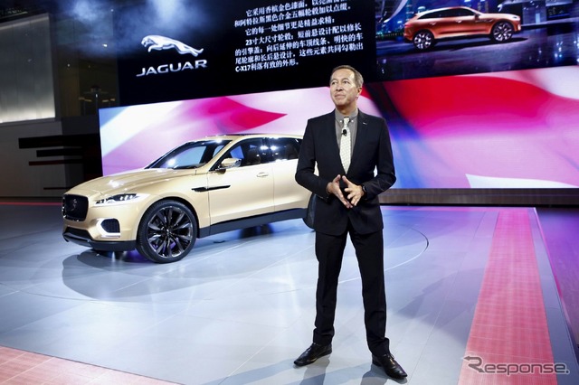 ジャガーC-X17コンセプトをプレゼンテーションするトムソン(広州モーターショー2013)