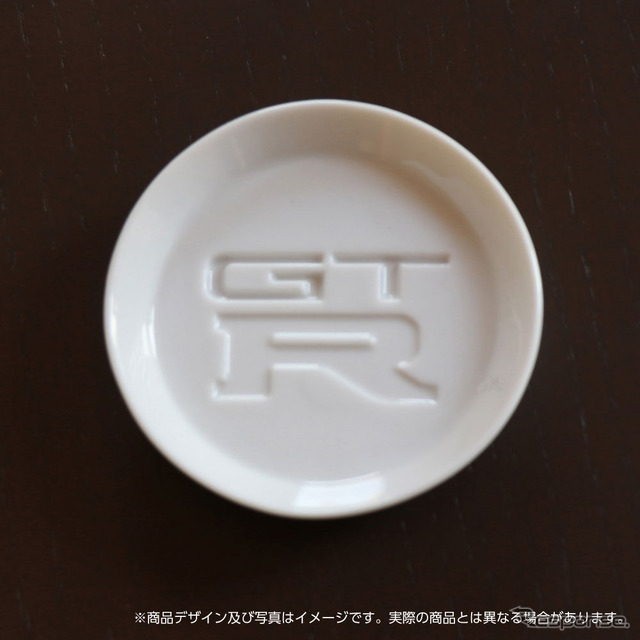 「GT-R」のエンブレムが浮かび上がる醤油皿(写真はイメージ)