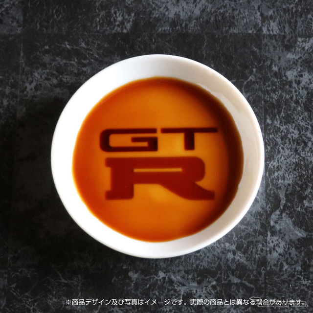 「GT-R」のエンブレムが浮かび上がる醤油皿(写真はイメージ)