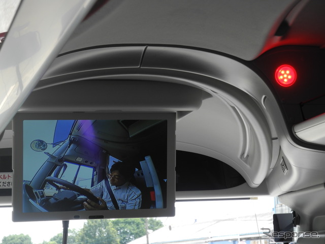 ドライバー異常時対応システム（EDSS）の作動時には車内で赤いランプが点滅